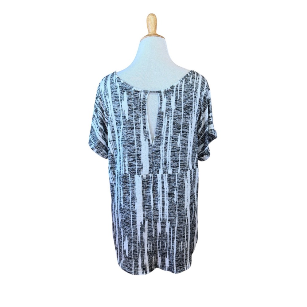 Ava & Viv Black White Abstract Stripe Keyhole Back Top 2X Short Sleeve Knit - Picture 4 of 10